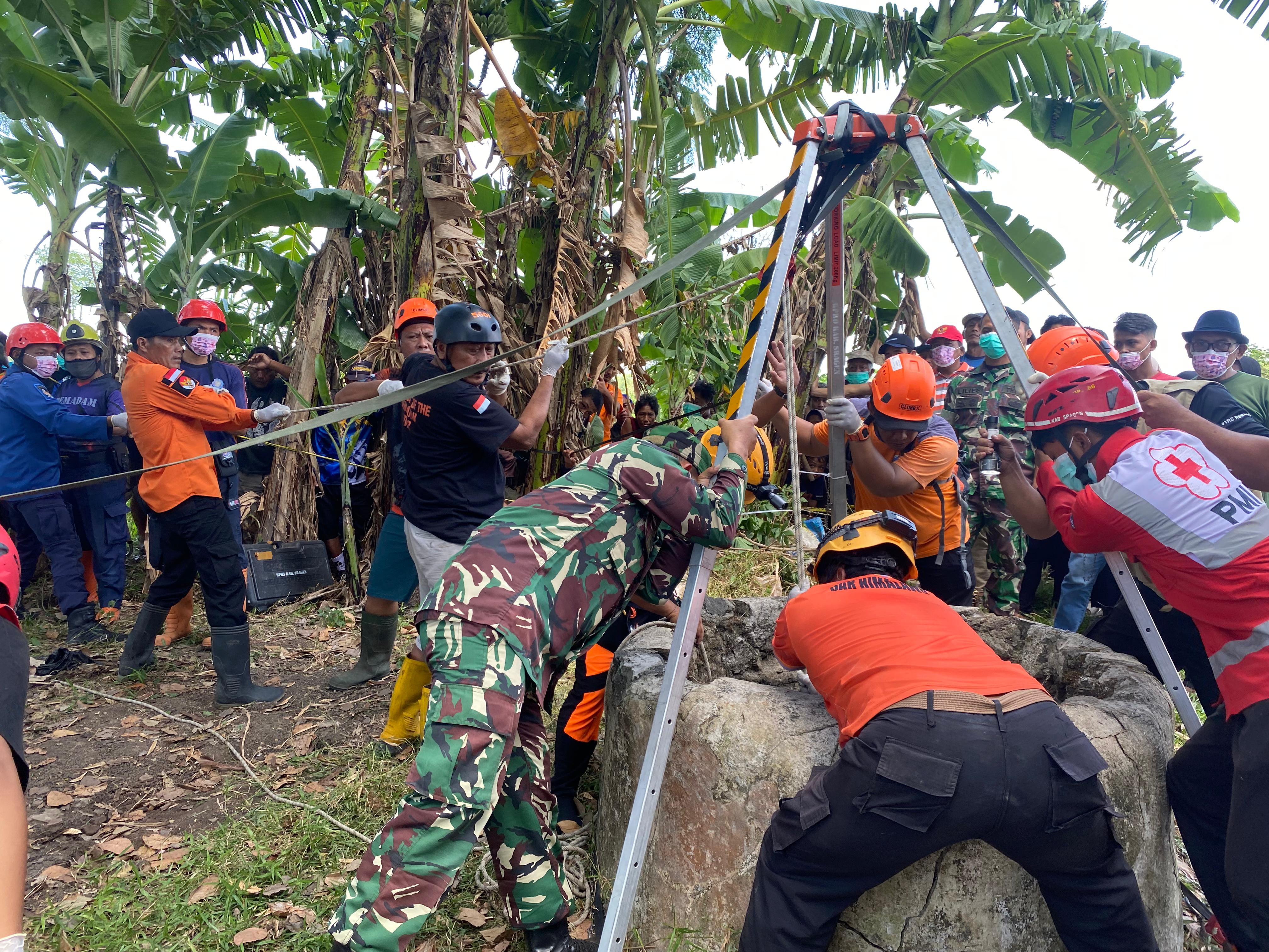Evakuasi mayat M Shidiq dari dalam sumur di Dukuh Plawar, Desa Saren, Kecamatan Kalijambe, Sragen, Minggu (14/9/2025).