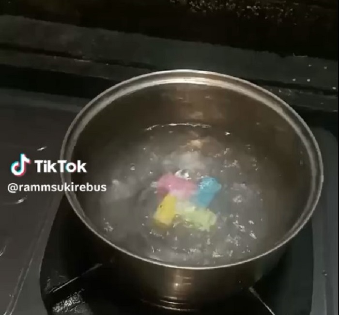 Unggahan video di TikTok yang memperlihatkan gasing pemadam direbus.