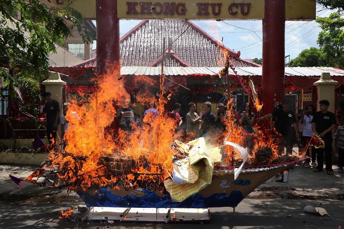 Prosesi Sembahyang King Hoo Ping yang dihelat di Litang Gerbang Kebajikan Solo, Minggu (14/9/2025).