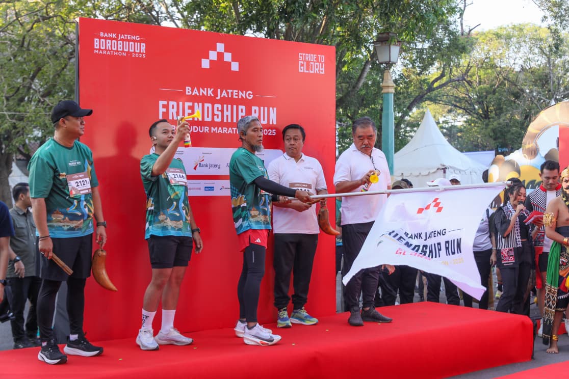Sekda Jateng Sumarno melepas peserta Friendship Run Bank Jateng Borobudur Marathon 2025 di Taman Sriwedari, Kota Solo, Minggu (14/9/2025).