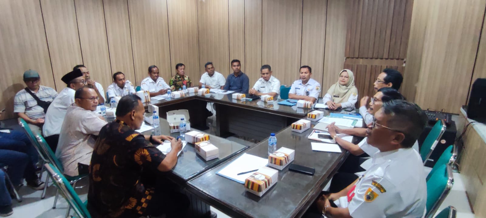 Warga Desa Jeruk, Kecamatan Miri beraudiensi dengan wabup Sragen terkait status tanah kas desa belum lama ini.