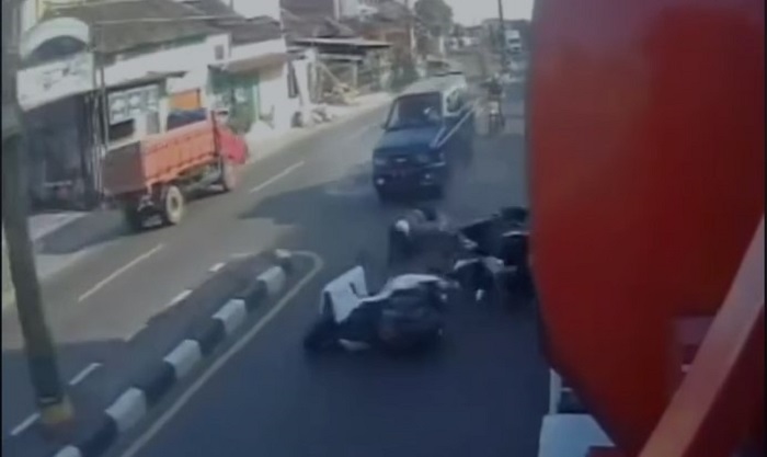 Tangkapan layar kecelakaan di Jalan Solo-Jogja, Desa Wadunggetas, Kecamatan Wonosari, Klaten, Sabtu (13/9/2025) sekitar Pukul 08.00.