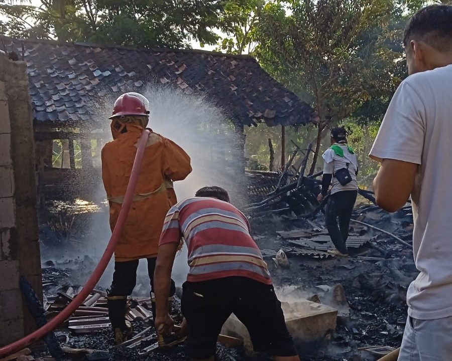 Damkar Wonogiri padamkan api di kandang ternak dan dapur rumah milik Romadhon, 40, warga Dusun Badran RT 01 RW 04 Desa/Kecamatan Batuwarno.