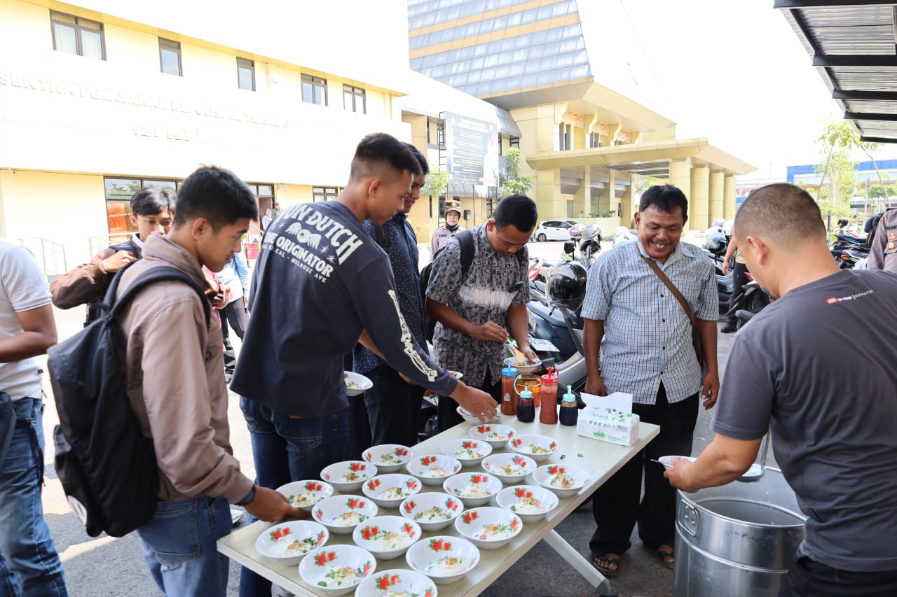 Pemohon SKCK mengambil semangkuk bakso untuk mengganjal perut di saat mengantre permohonan SKCK di Mapolres Sukoharjo, Senin (15/9).