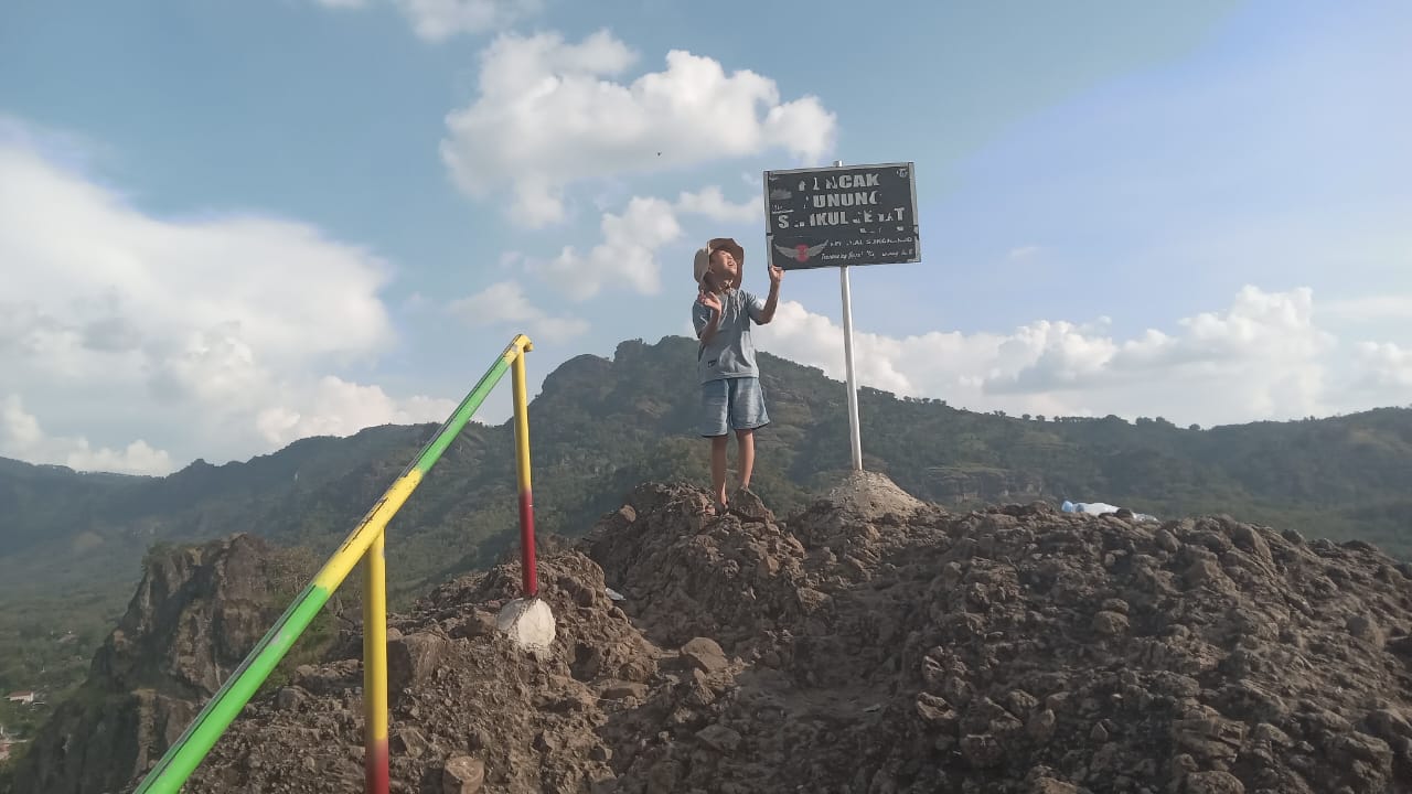 Puncak Gunung Sepikul di Kecamatan Bulu, Kabupaten Sukoharjo yang bisa didaki anak. (Iwan Kawul/Radar Solo)
