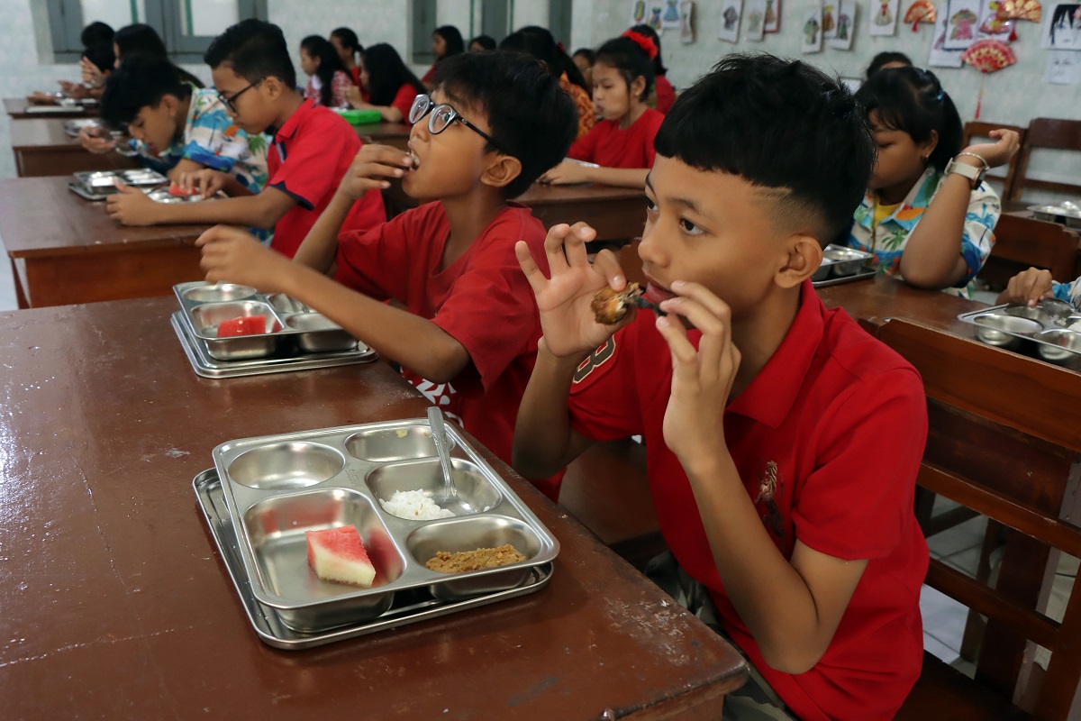 Murid SD Warga, Solo menikmati menu MBG belum lama ini.