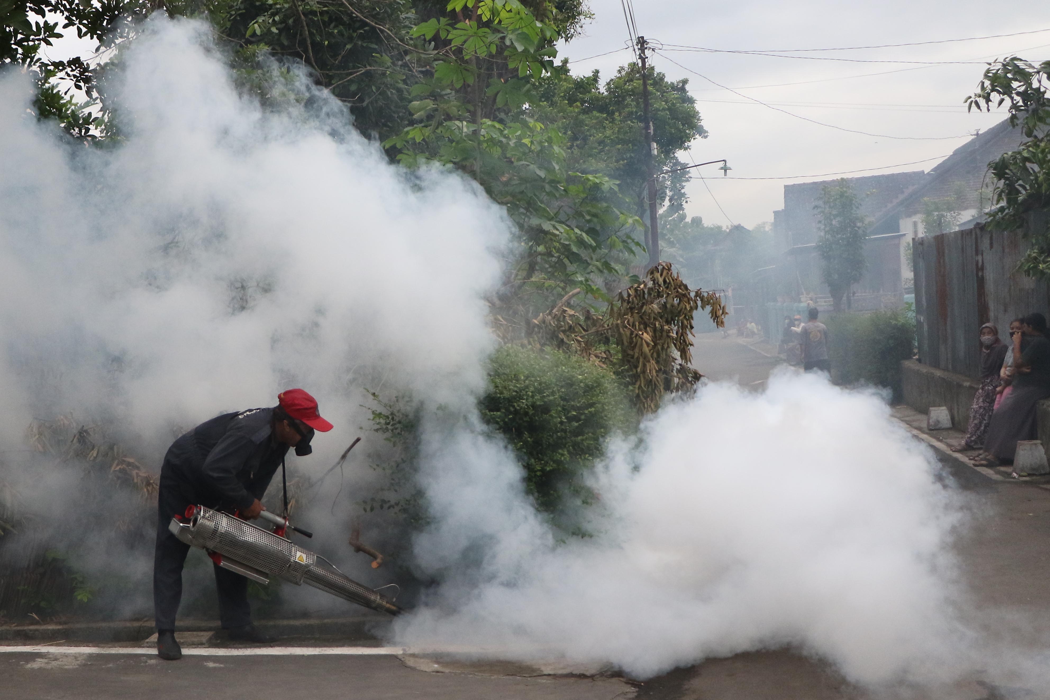Petugas melakukan fogging di Ngasem, Kecamatan Colomadu, Karanganyar pasca merebaknya kasus Chikungunya. (Arief Budiman/Radar Solo)
