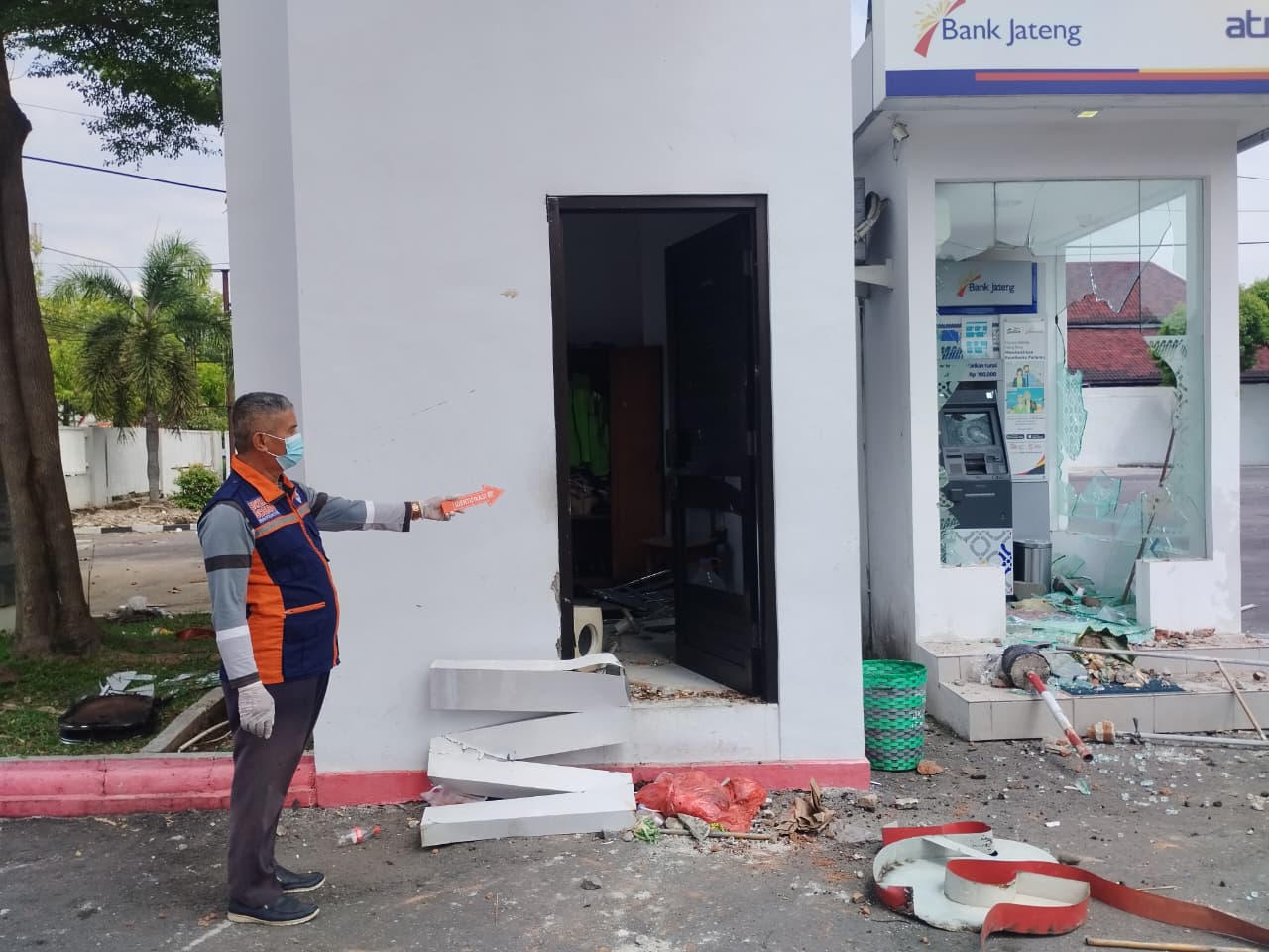 Polres Sragen menangkap tiga pelaku perusakan DPRD, termasuk anak 16 tahun, akibat kerusakan senilai Rp 15 juta.