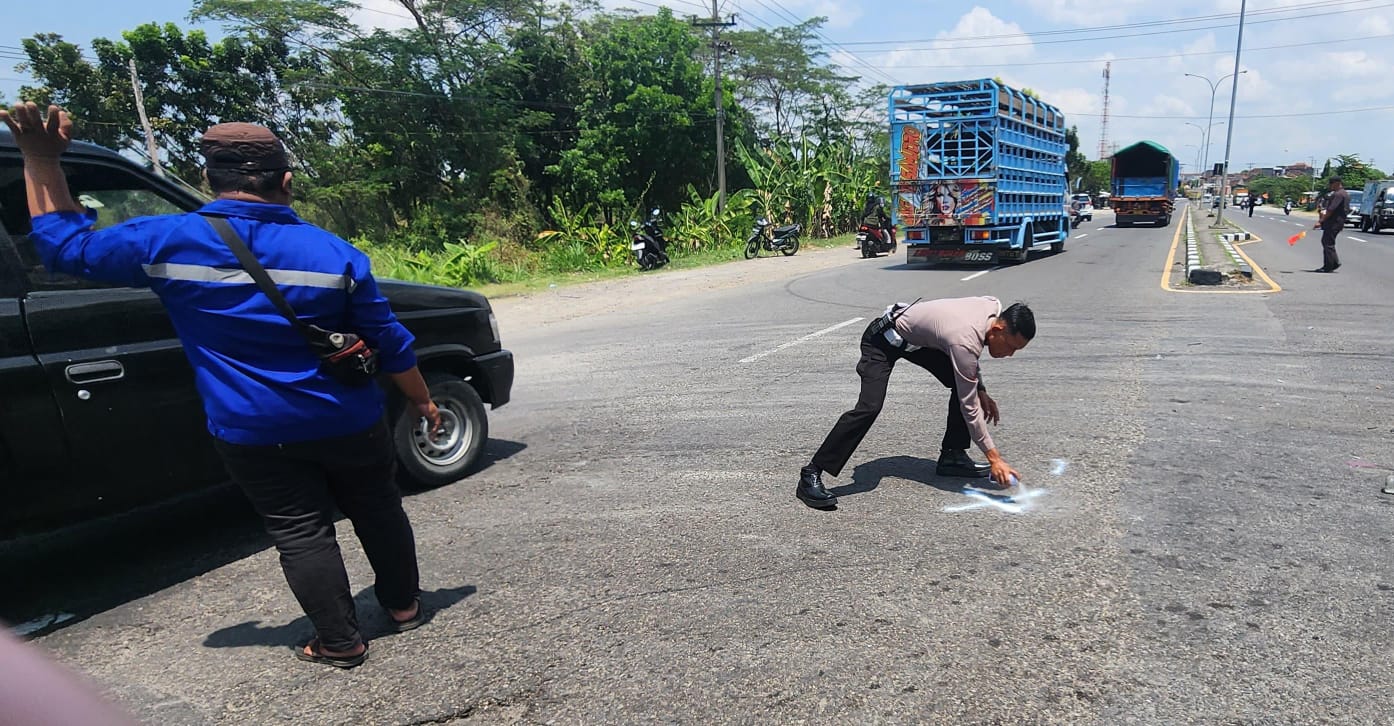 Polisi menggelar olah TKP kecelakaan maut di jalan ring road, Jaten, Karanganyar, Senin (15/9/2025). (Rudi Hartono/Radar Solo)