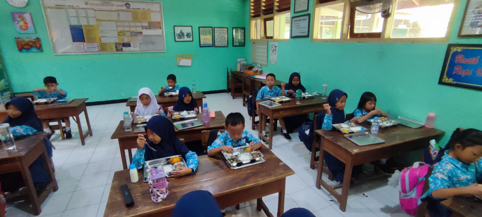 Siswa SD di Sragen menikmati menu makan bergizi gratis (MBG). (Ahmad Khairudin/Radar Solo)