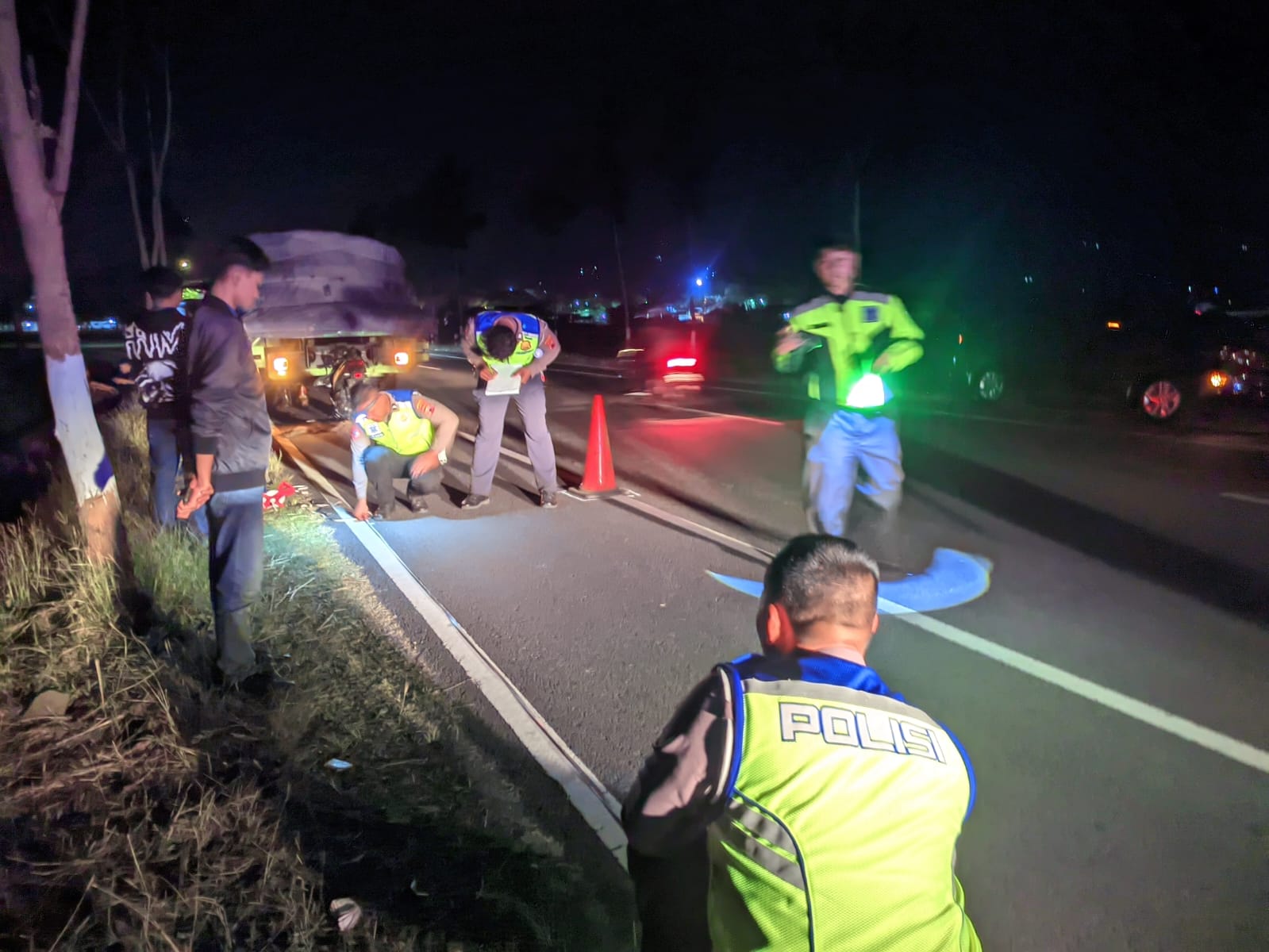 Anggota Satlantas Polres Wonogiri olah TKP kecelakaan yang melibatkan sepeda motor dan truk di i wilayah Kelurahan Kaliancar Kecamatan Selogiri Senin (15/9/2025) petang.