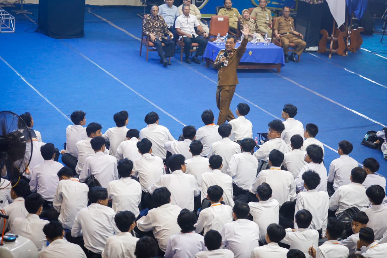 Gubernur Ahmad Luthfi beri motivasi dalam acara Pengenalan Akademik dan Kegiatan Mahasiswa (Pakem) Universitas Semarang (USM), Senin (15/9/2025).