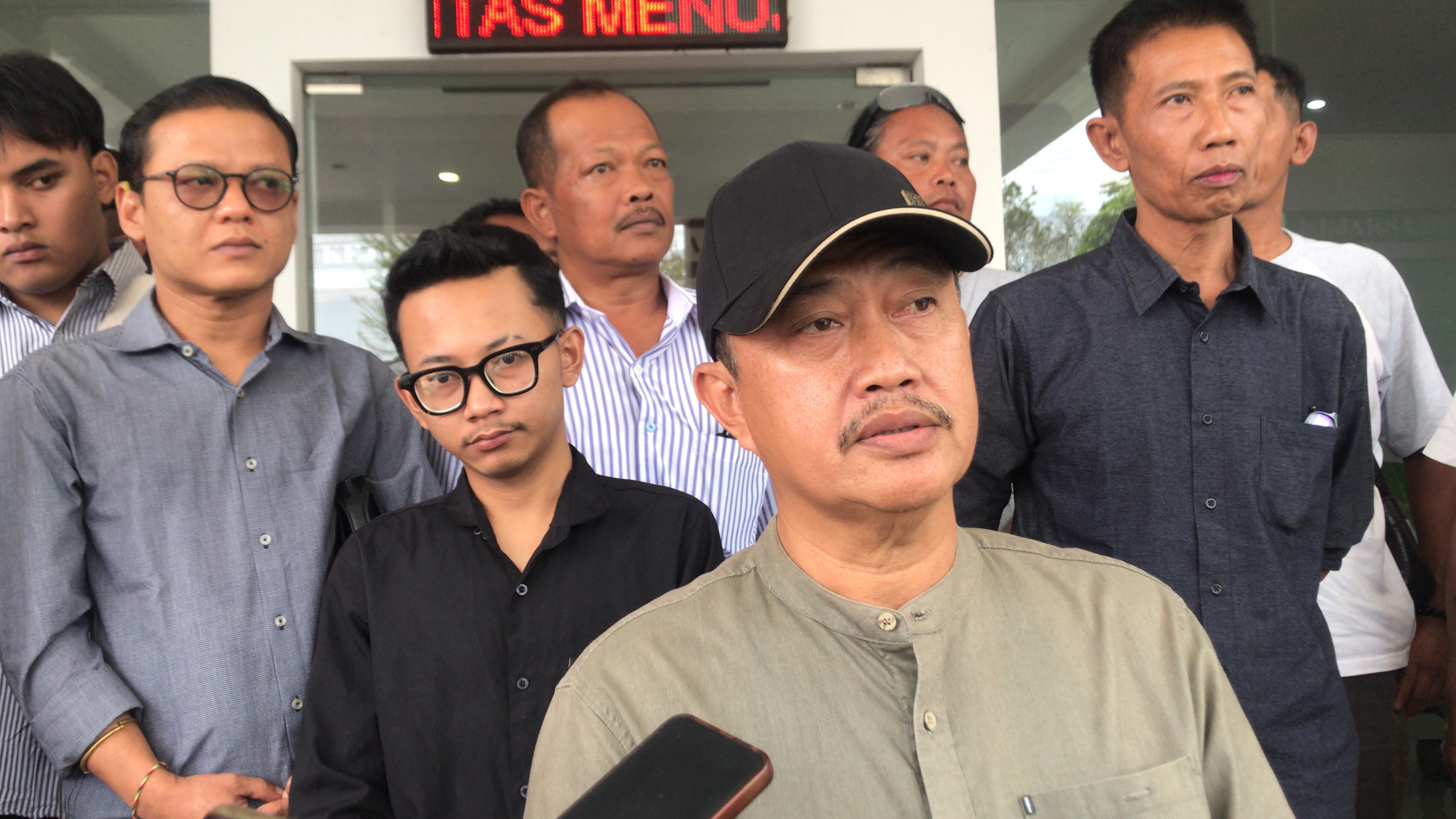 Koordinator Forum Masyarakat Randusari Iwan Murtedjo beri keterangan tentang aduannya ke Kejari Boyolali terkait dugaan penyerobotan tanah kas desa, Senin (15/9/2025).