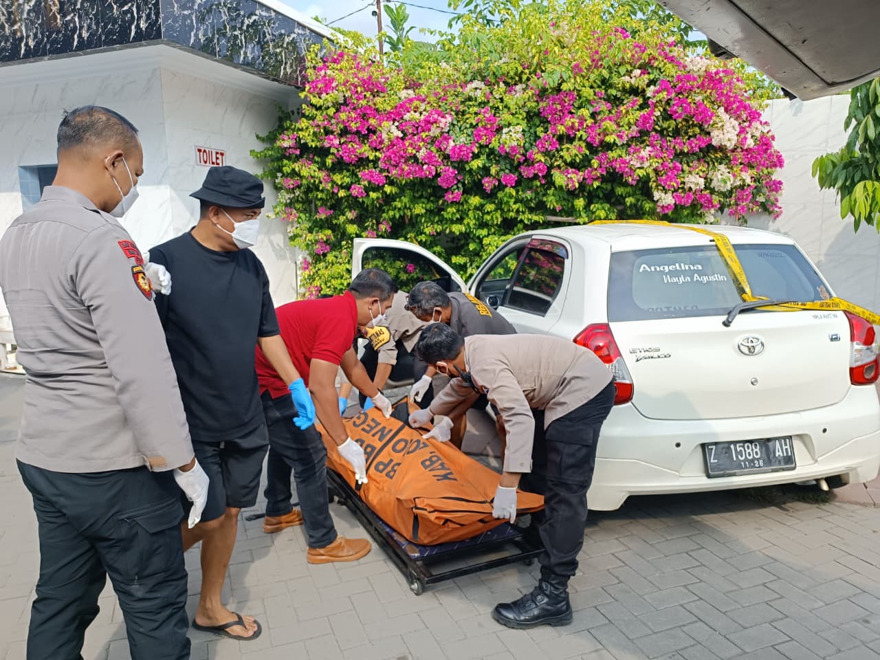 Jajaran Polsek Delanggu saat mengevakuasi terhadap jenazah di parkiran SPBU Pakis, Delanggu, Klaten. (Angga Purenda/Radar Solo)