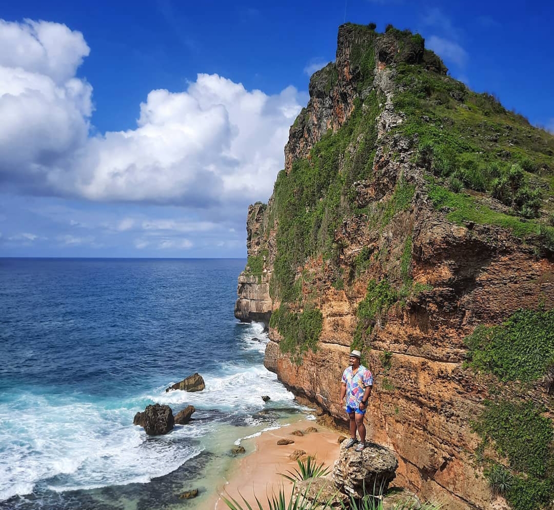 Pantai Karang Payung di Wonogiri begitu indah.