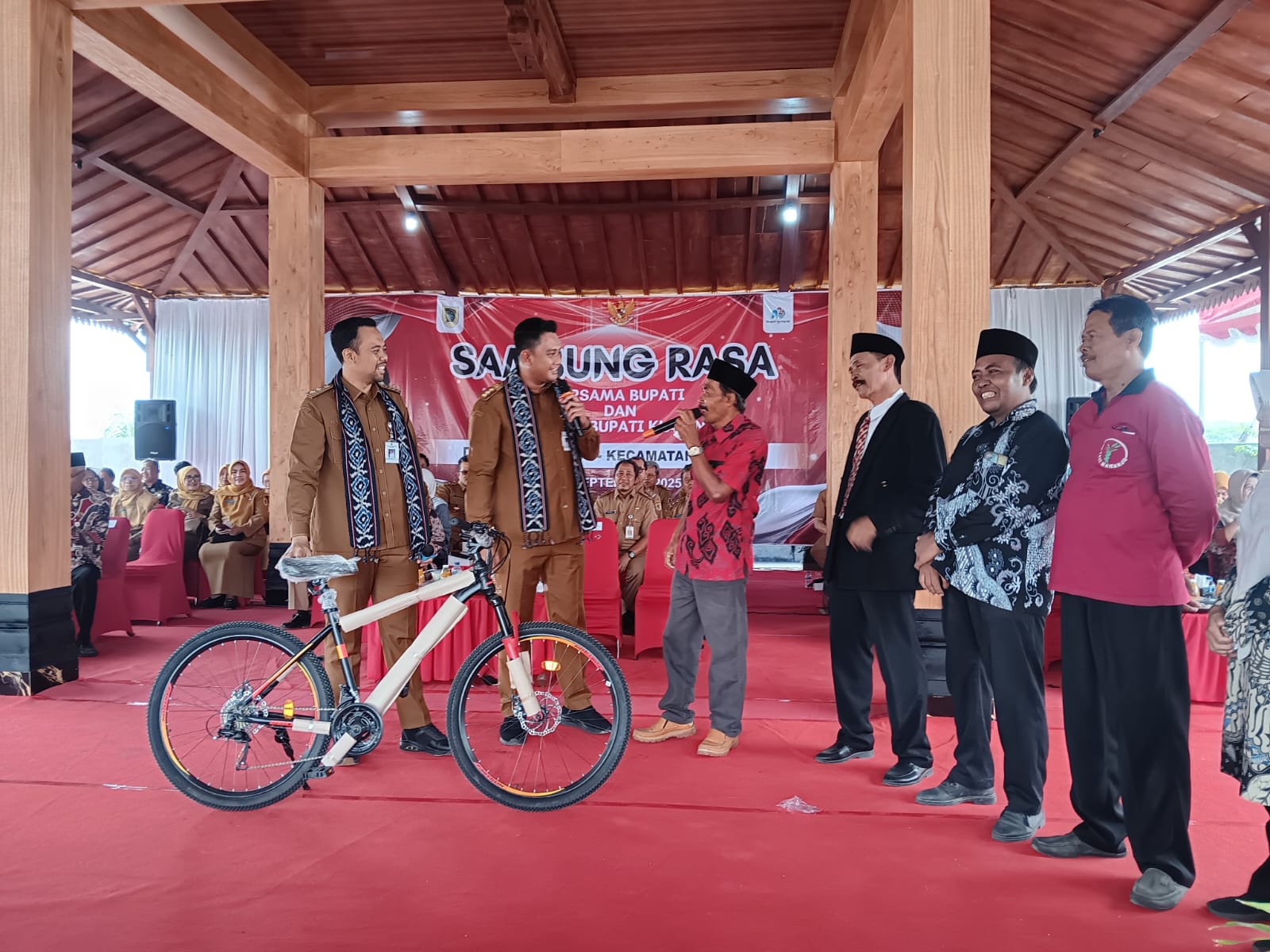 Bupati Hamenang dan Wabup Benny saat melakukan dialog dengan warga Desa Kalikebo, Kecamatan Trucuk, Klaten, Selasa (16/9/2025). (Angga Purenda/Radar Solo)