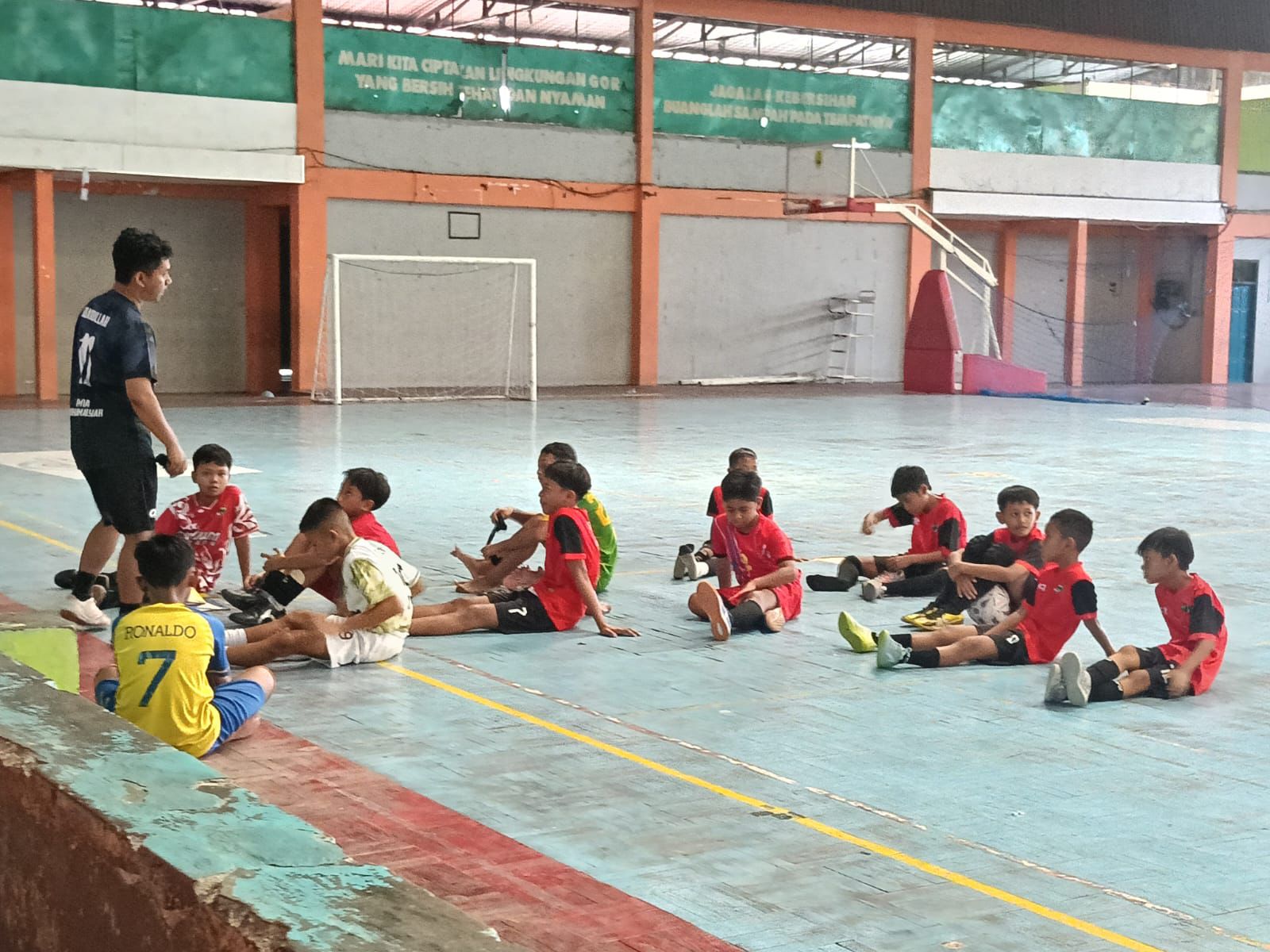 Pemain futsal SD Birrul Walidain Muhammadiyah Sragen jalani latihan jelang terjun di Jawa Pos Radar Solo Junior Kick Off 2025