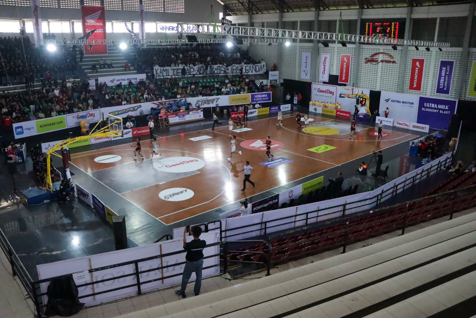 Suasana pertandingan Honda DBL with Kopi Good Day 2025 Central Java-South di Sritex Arena