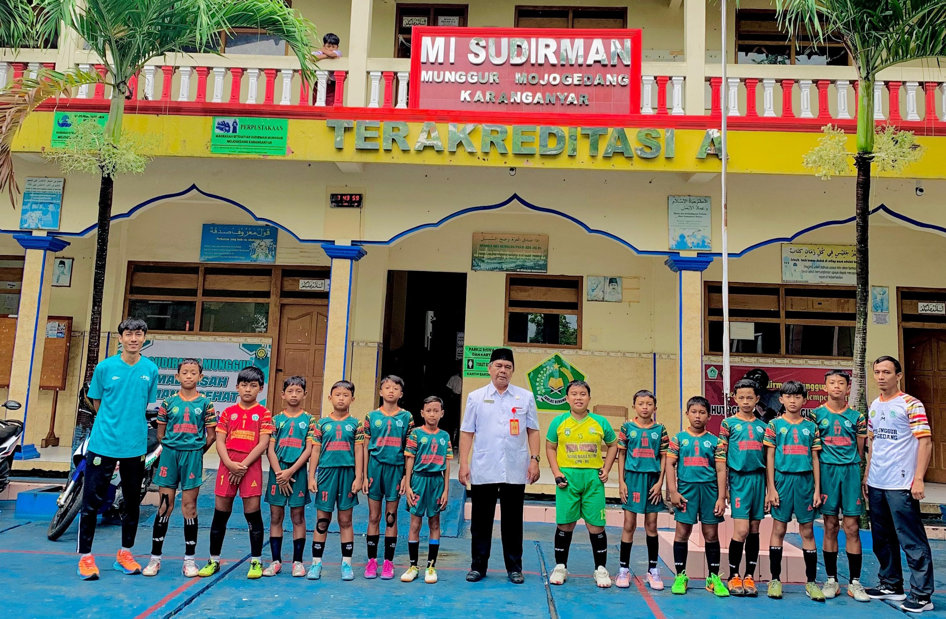 Skuad futsal MIS Munggur Mojogedang di Radar Solo Junior Kick Off 2025