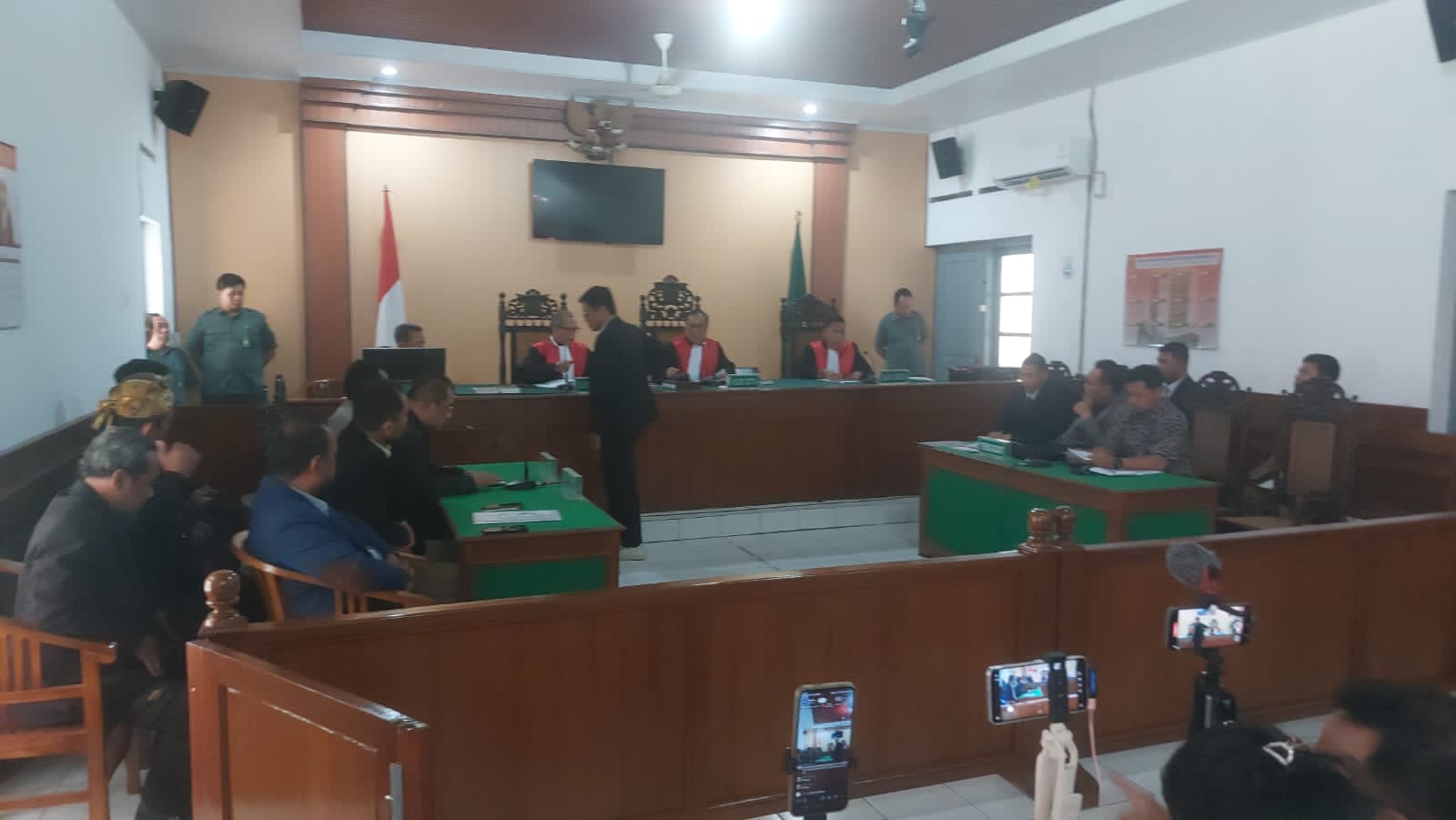 Suasana sidang perdana gugatan Citizen Lawsuit (CLS) terkait polemik ijazah Presiden ke-7 RI Joko Widodo di Pengadilan Negeri (PN) Surakarta, Selasa (16/9)