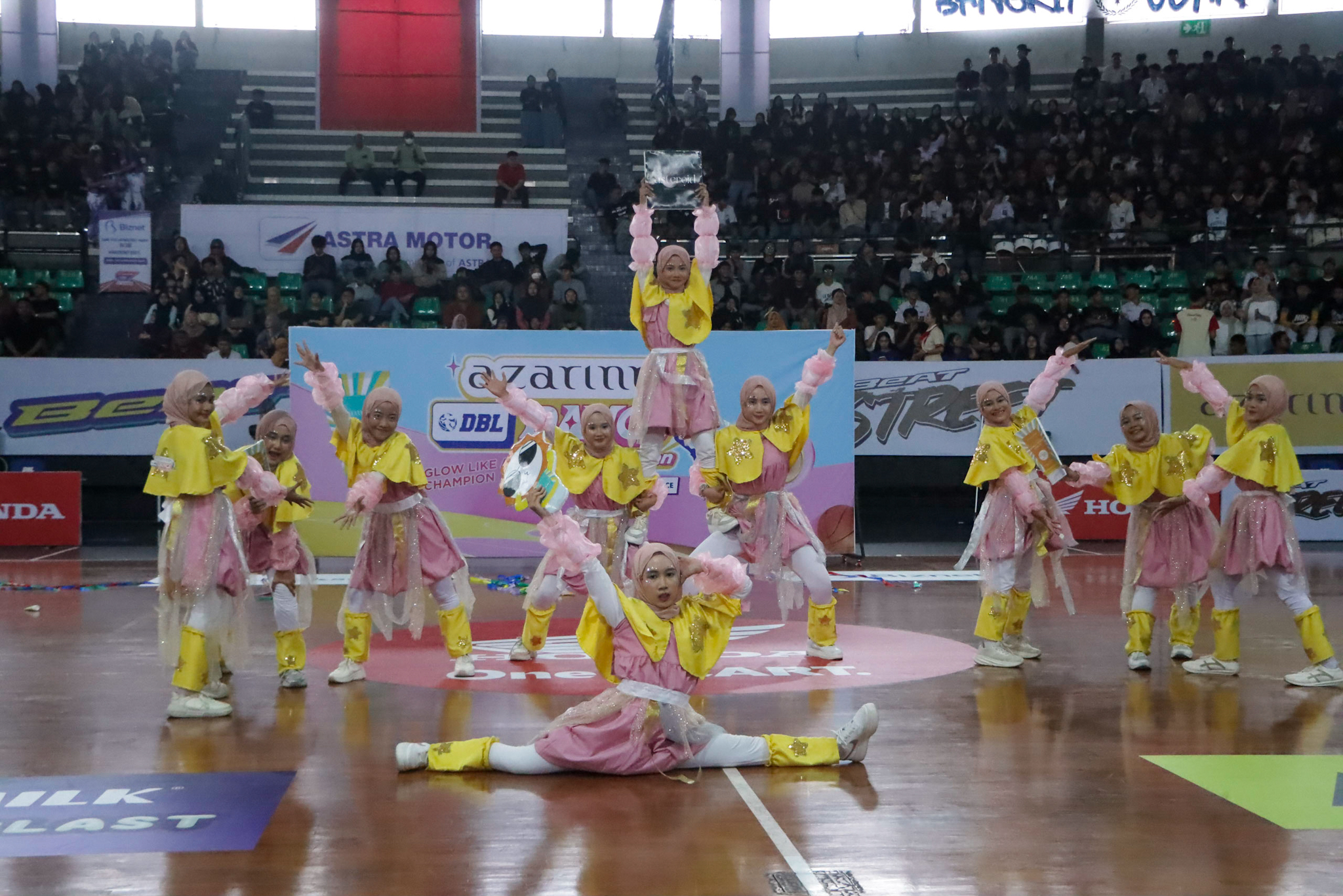 TOTALITAS: Tim dance MAN 1 Surakarta, Asteroid dalam DBL Dance Competition di tengah Sritex Arena, Selasa (16/9) siang.  &nbsp;