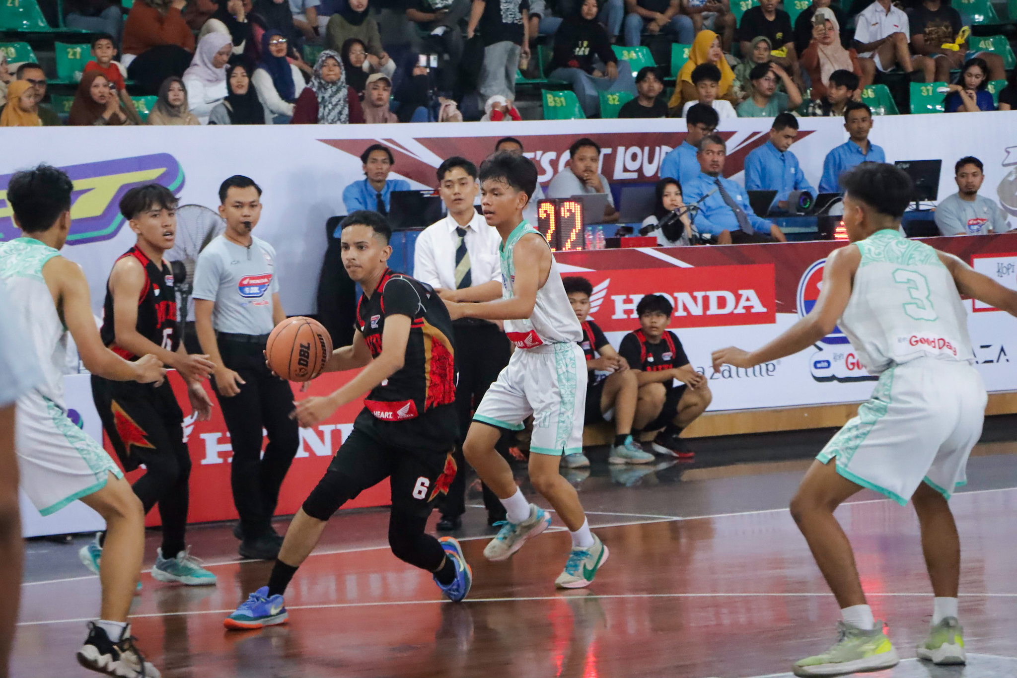 SARAT GENGSI: Pertandingan SMA Muhammadiyah 1 Surakarta melawan MAN 1 Surakarta di Sritex Arena, Selasa (16/9/2025).