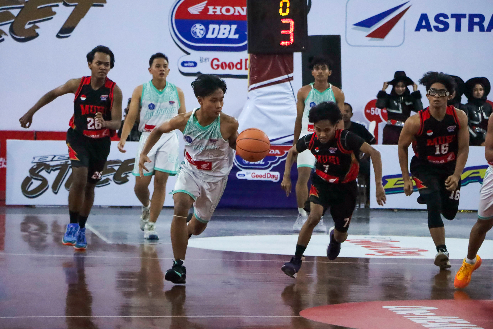 Pertandingan SMA muhammadiyah 1 Surakarta melawan MAN 1 Surakarta di Sritex Arena (16/9/2025).