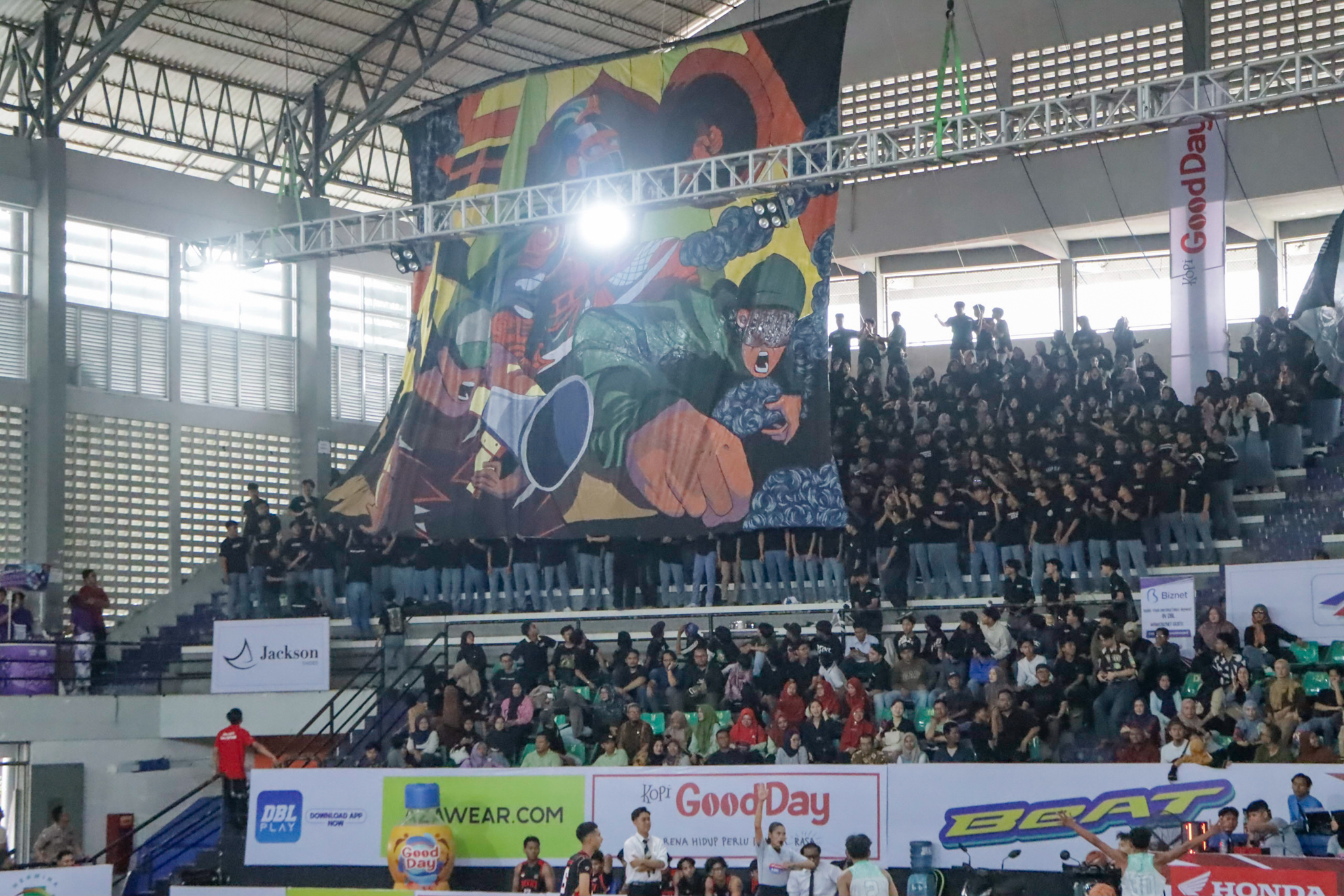 KREATIF: Koreografi yang dibuat oleh Brigade Tauhid saat laga SMA Muhammadiyah 1 Surakarta melawan MAN 1 Surakarta di Sritex Arena (16/9).