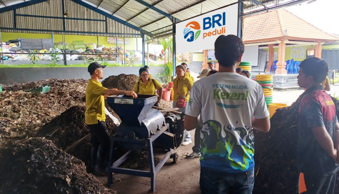 Pelatihan Diversifikasi dan Penguatan Mutu Produk Pupuk Kompos di TPS3R Pudak Mesari, Badung, Bali.