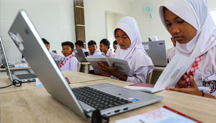 Siswa mengikuti pembelajaran melalui laptop. Kemampuan para siswa kini bisa makin terasah setelah mengikuti TKA.