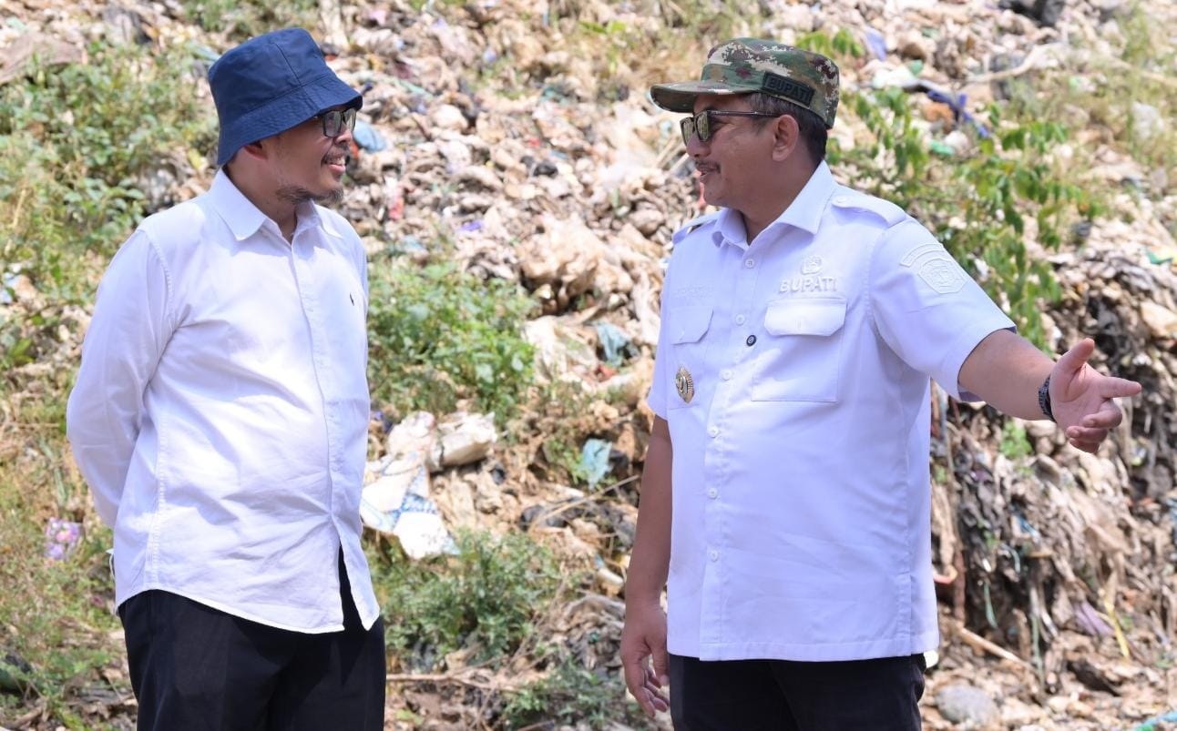 Bupati Karanganyar Rober Christanto (kanan) saat mengecek kondisi pengelolaan TPA Sukosari di Kecamatan Jumantono. (Dokumentasi Pemkab Karanganyar)