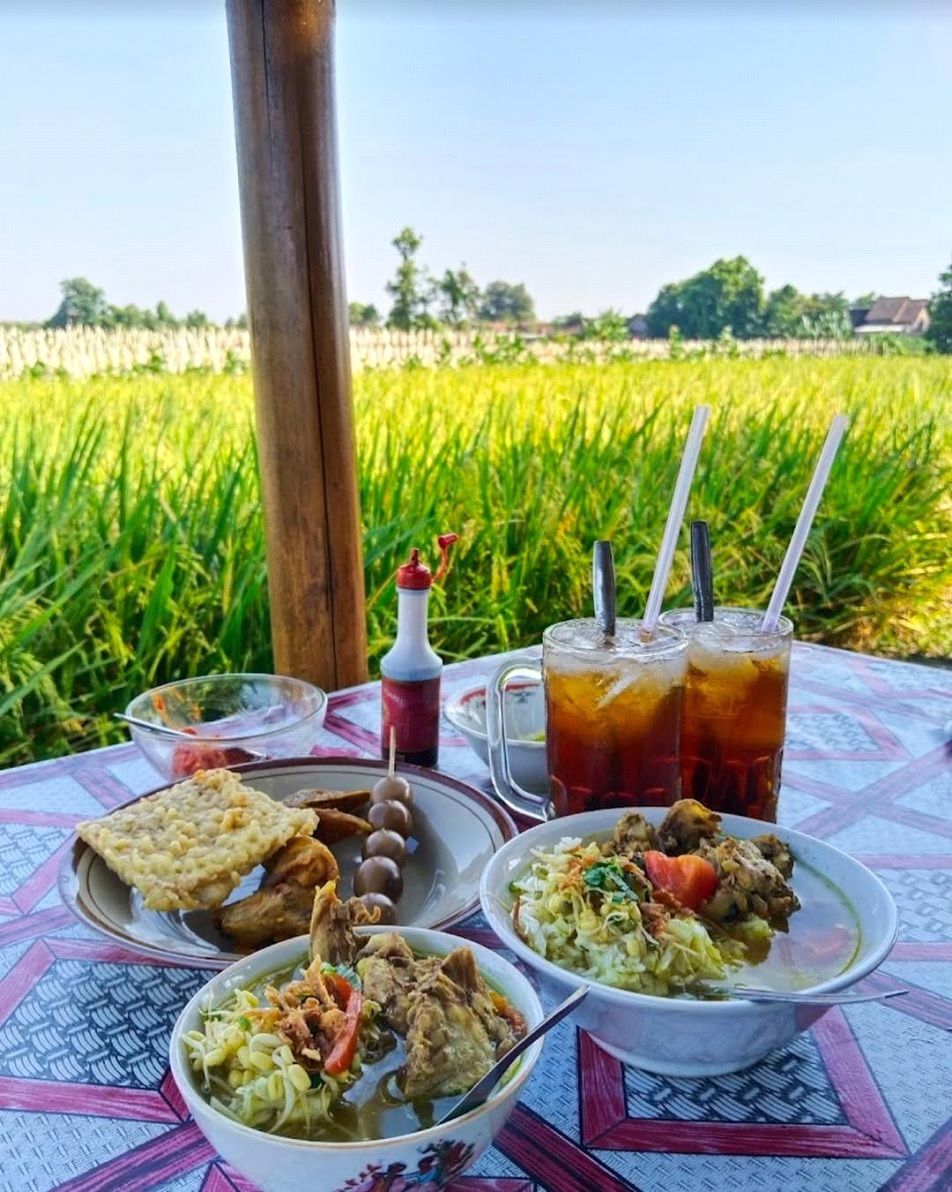 Soto Balungan Kin Kin di Pengging, Boyolali, viral! Kuah gurih, tulang ayam melimpah, pemandangan sawah, harga terjangkau.
