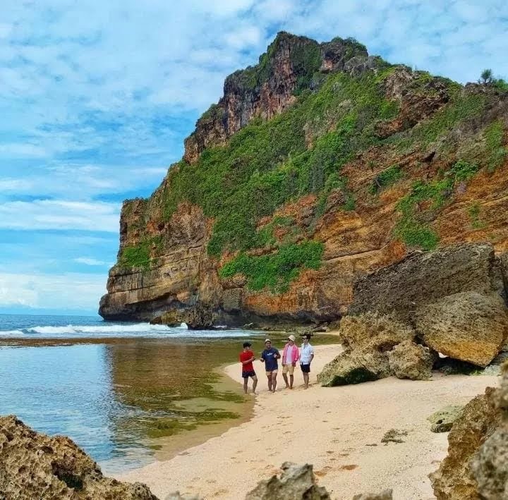 Keindahan Pantai Karang Payung yang Memikat.
