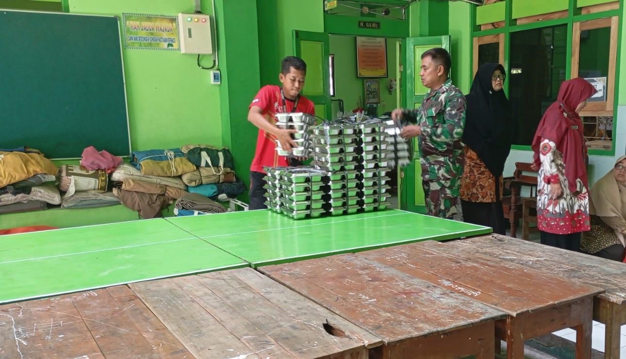 Petugas menyiapkan menu makan bergizi gratis (MBG) yang siap didistribusikan ke siswa di Kabupaten Karanganyar. (Rudi Hartono/Radar Solo)