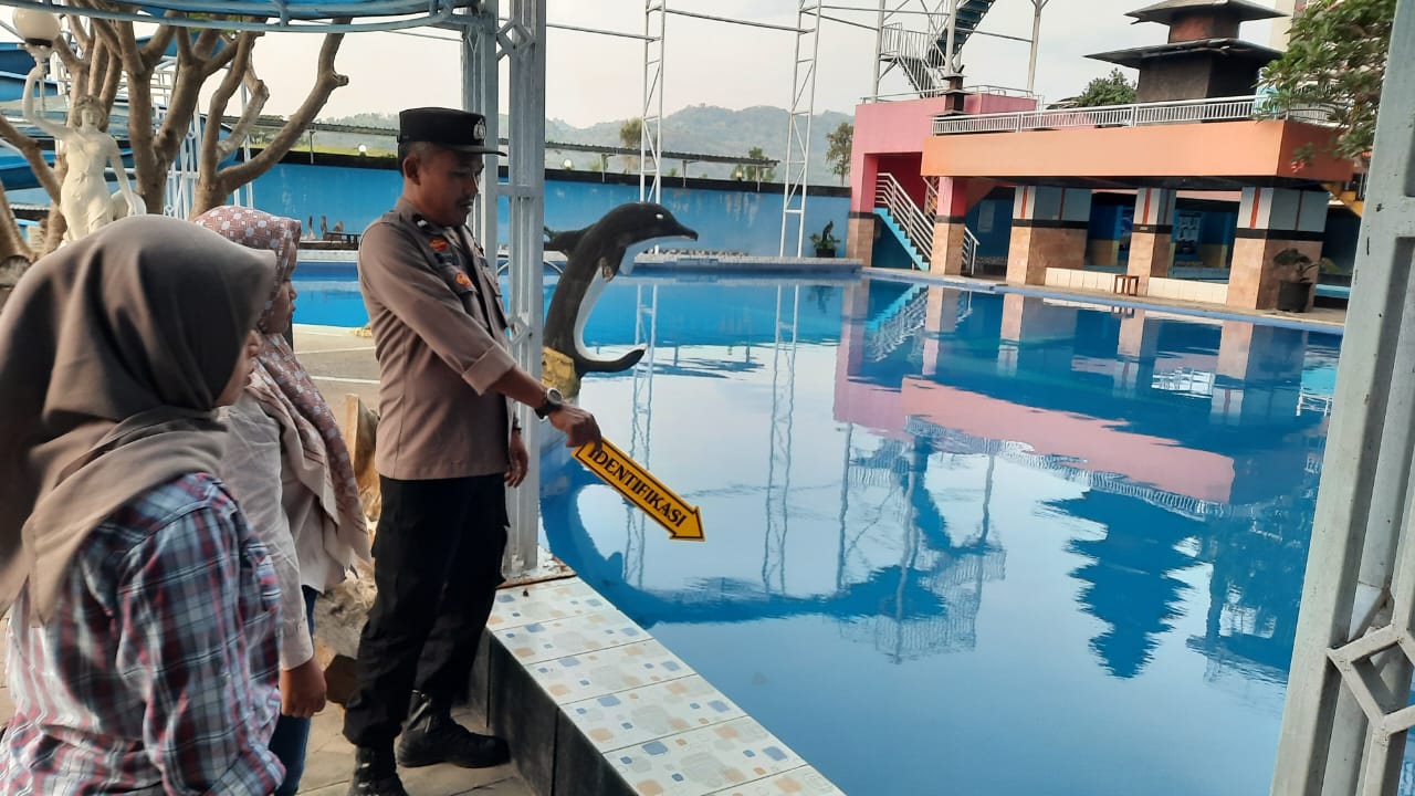 Polisi olah TKP balita yang tenggelam di kolam renang Hotel Merista Jaya, di Kecamatan Purwantoro, Wonogiri, Minggu (14/9/2025).
