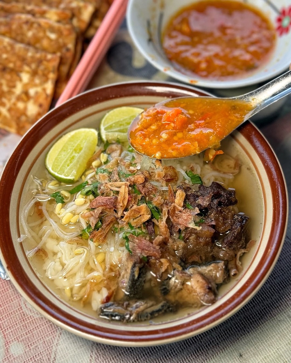 Soto Gongso Kartasura Solo, gurih dan murah cuma 9 ribuan, daging empuk digongso, kuah bening kaya rempah, favorit warga Solo.