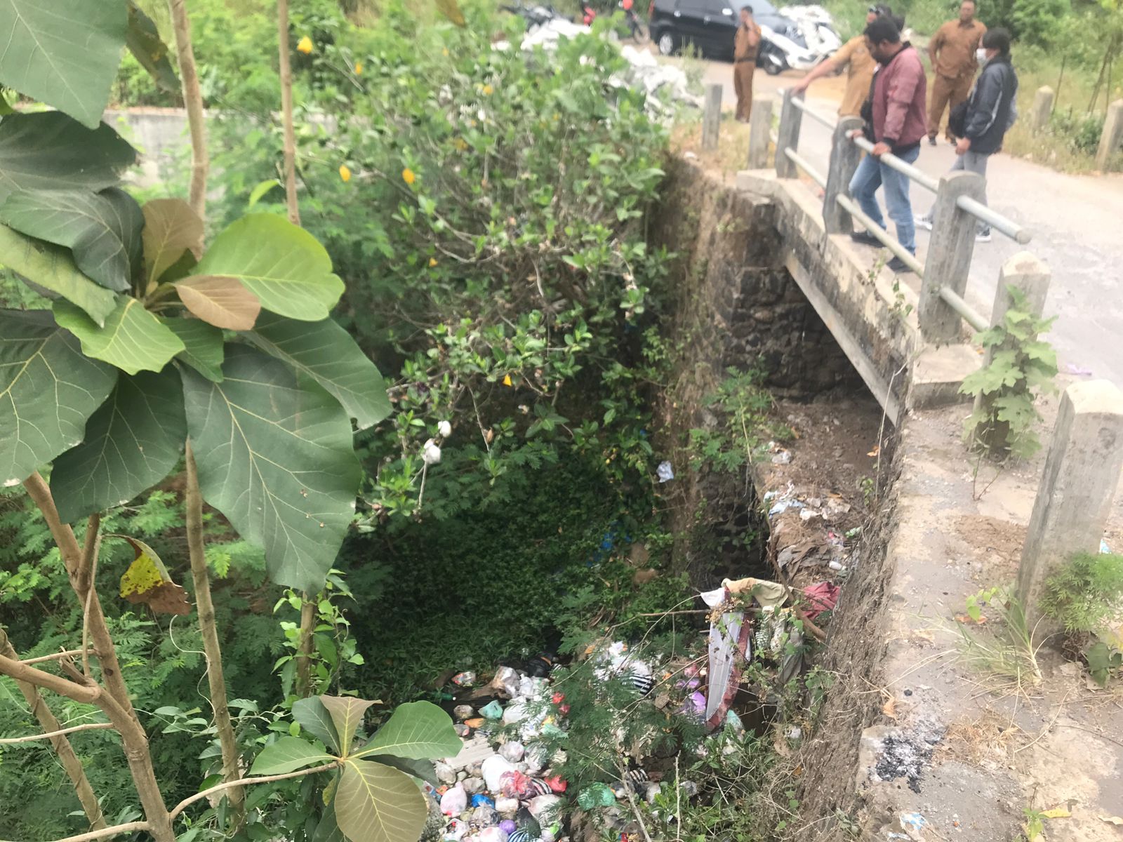 Sampah menumpuk di Jembatan Kalicebong, Desa Kragilan, Kecamatan Mojosongo, Boyolali menimbulkan bau menyengat.
