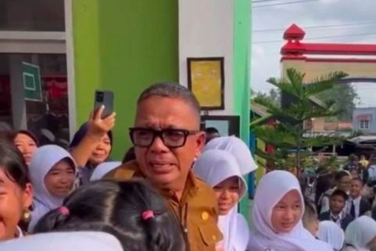 Kepsek SMP di Prabumulih dicopot usai menegur anak pejabat bawa mobil ke sekolah. Video perpisahan viral, publik curiga ada kejanggalan.