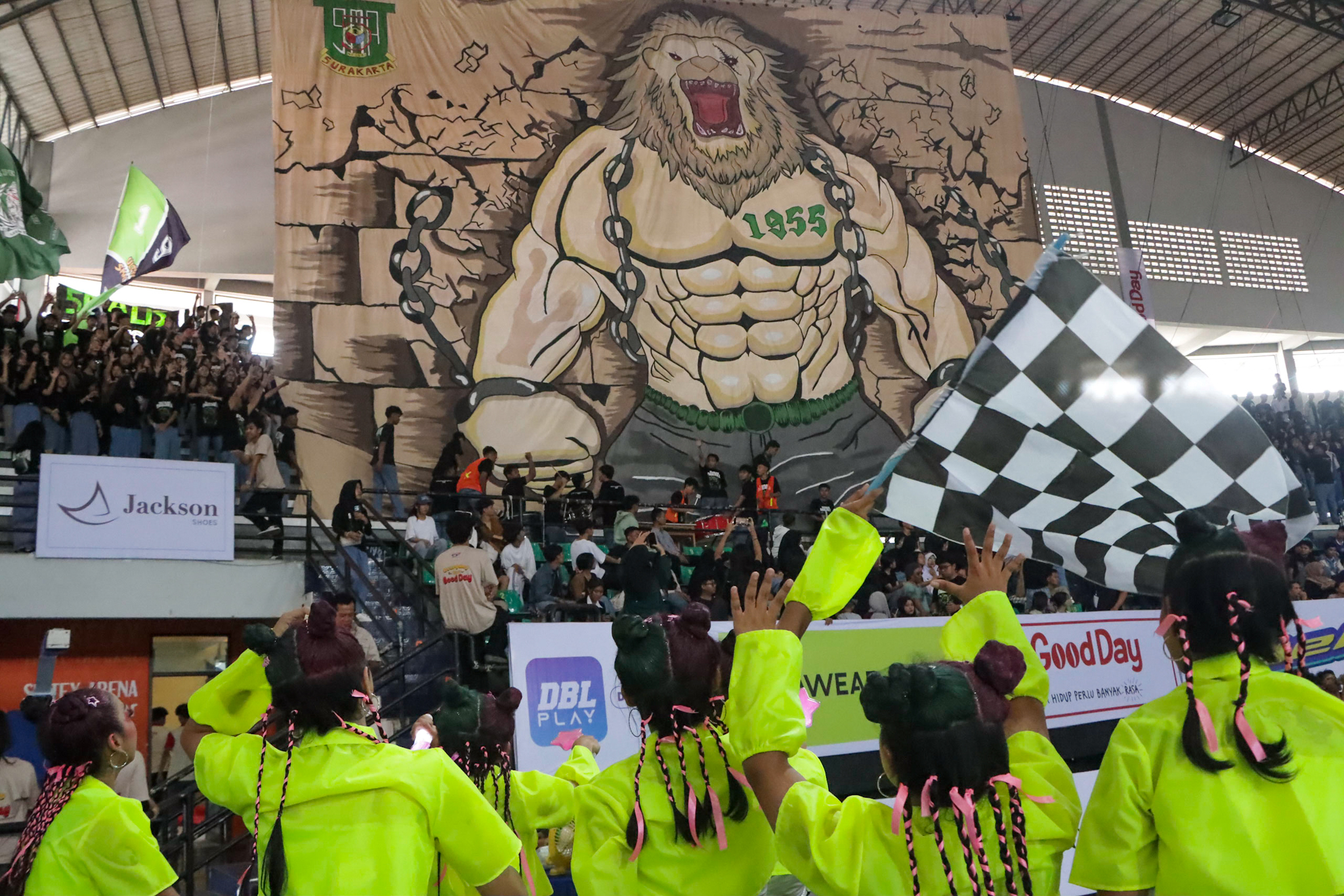 LOYALITAS: Tim suporter SMAN 5 Surakarta, Ultras Smaliska membentangkan koreo megah saat tim kebanggaannya meladeni perlawanan SMA Pelita Nusantara Kasih (PNK) Surakarta dalam lag