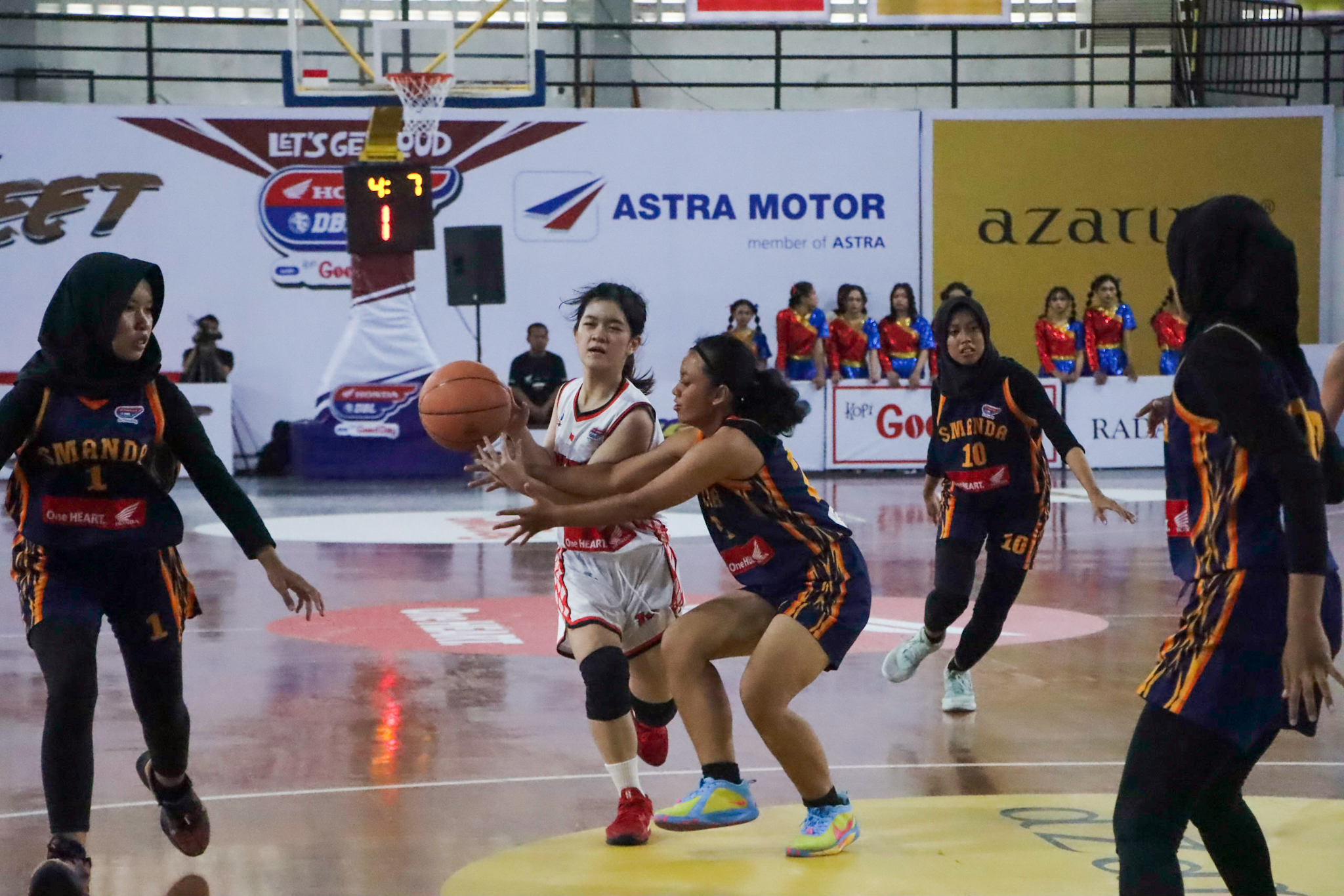DEFENSE: Pertandingan tim putri SMA Pelita Nusantara Kasih Surakarta vs SMAN 2 Kebumen di Sritex Arena, Rabu (17/9).