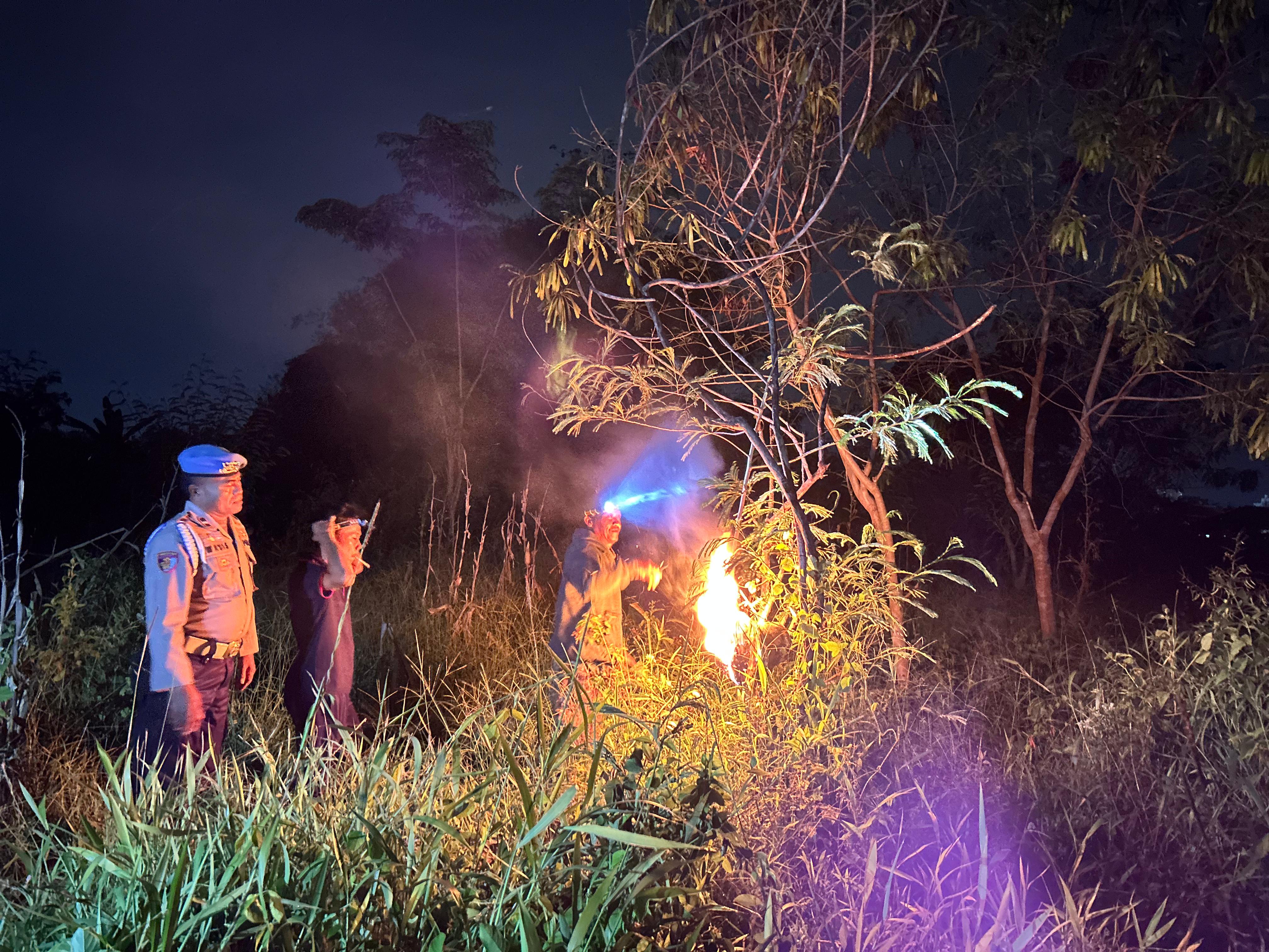 Evakuasi dan pemusnahan sarang tawon di Desa Kepanjen, Delanggu, Klaten. (Dokumentasi Polsek Delanggu)