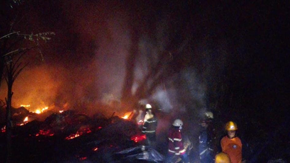 Tim damkar berupaya memadamkan api di sebuah kandang ayam di Desa Sewurejo, Kecamatan Mojogedang, Karanganyar, Rabu (17/9/2025) malam. (Rudi Hartono/Radar Solo)