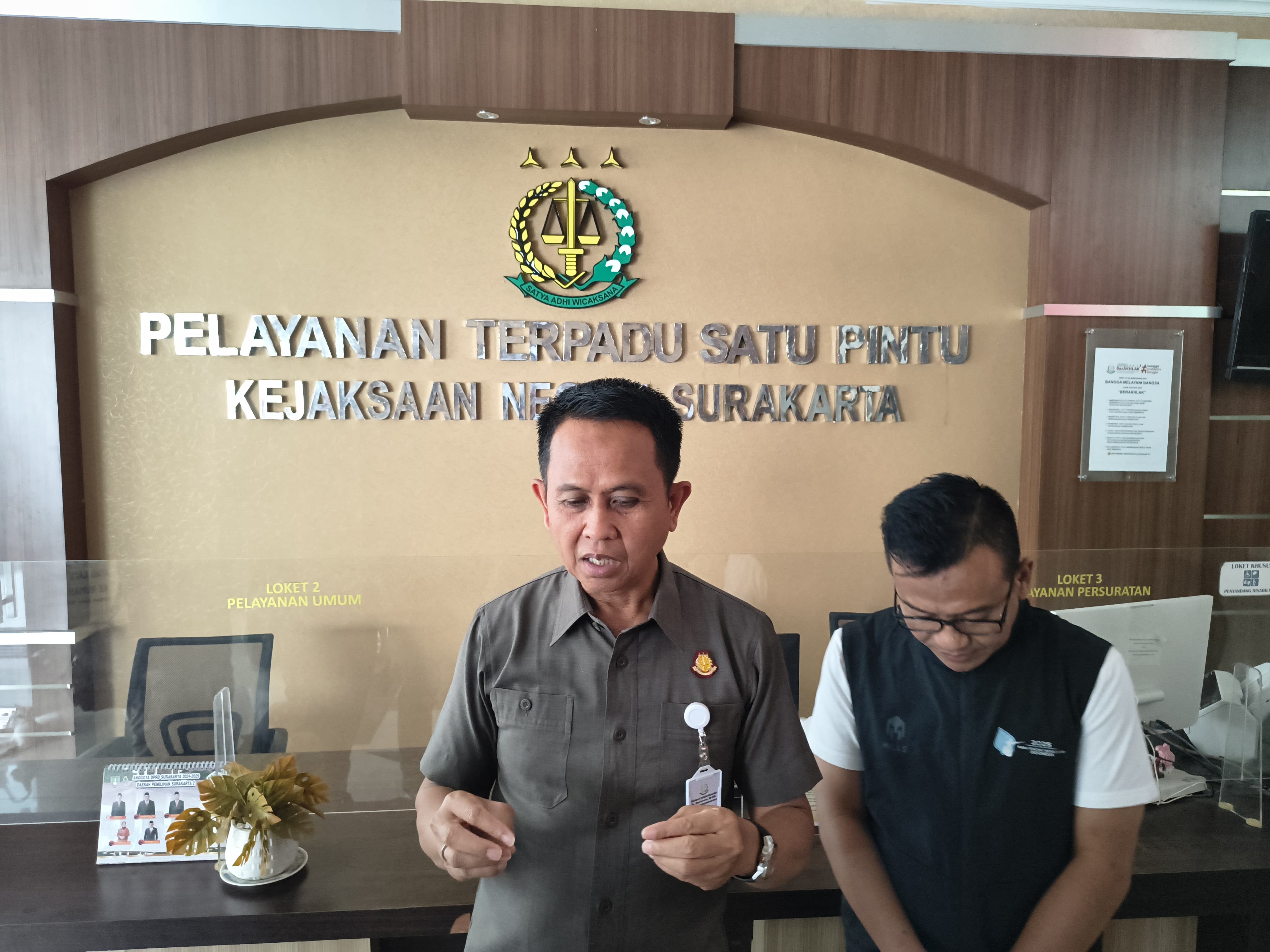 BAHAS PERKEMBANGAN: Kepala Kejari Solo Supriyanto beri ketetangan ke awak media.