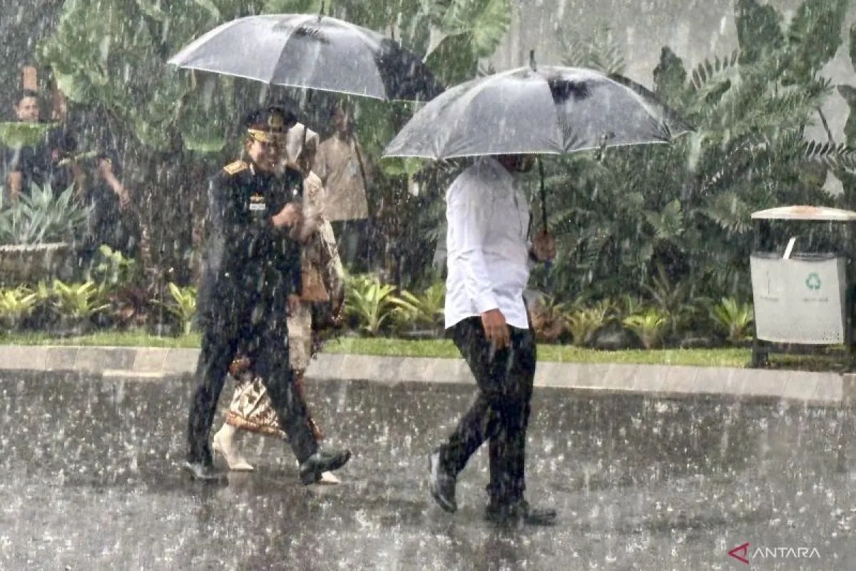 Eks Wakapolri Ahmad Dofiri tiba di Istana dengan seragam dinas lengkap, di tengah isu reshuffle kabinet Prabowo jilid ke-3.