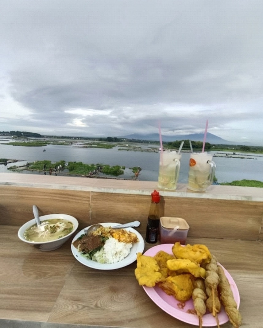 Soto Rp5.000 di Basecamp Walidi Boyolali jadi favorit. Murah meriah, lezat, dengan panorama indah Waduk Cengklik.