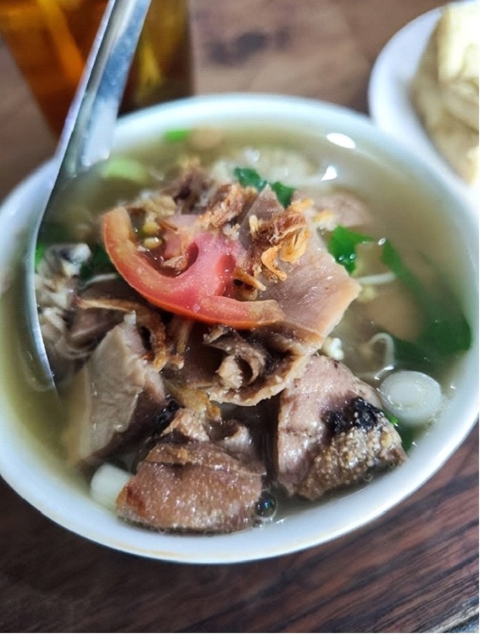 Soto Babat Nikmat Sari Kartasura, kuah segar & babat empuk, ramai diserbu pecinta kuliner, bahkan dikunjungi Presiden Jokowi.