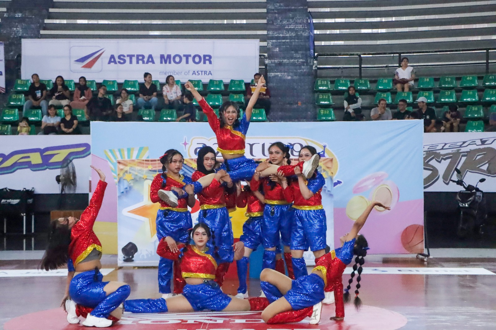 UNIK: Performa tim dance SMAN 2 Kebumen, Slays Dance Crew dalam Azarine DBL Dance Competition di Sritex Arena, Rabu (17/9).