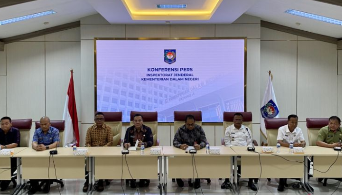 Konferensi pers Itjen Kemendagri usai meminta keterangan kepada Wali Kota Prabumulih Arlan (ketiga kanan) dan Kepala SMPN 1 Prabumulih Roni Ardiansyah (ketiga kiri), Kamis (18/9/2025).