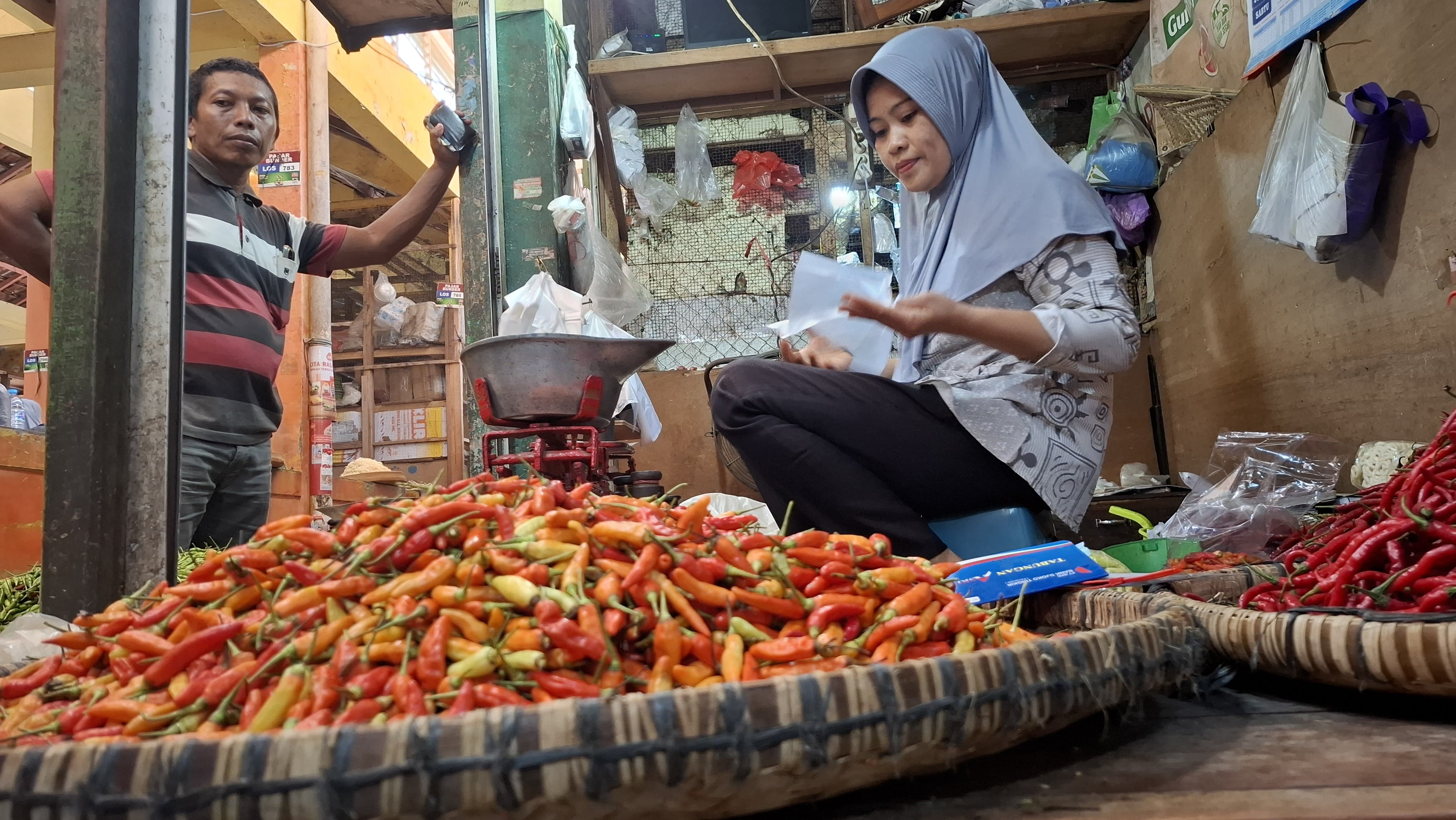 Pedagang cabai di Pasar Bunder Sragen layani pembeli. (Ahmad Khairudin/Radar Solo)