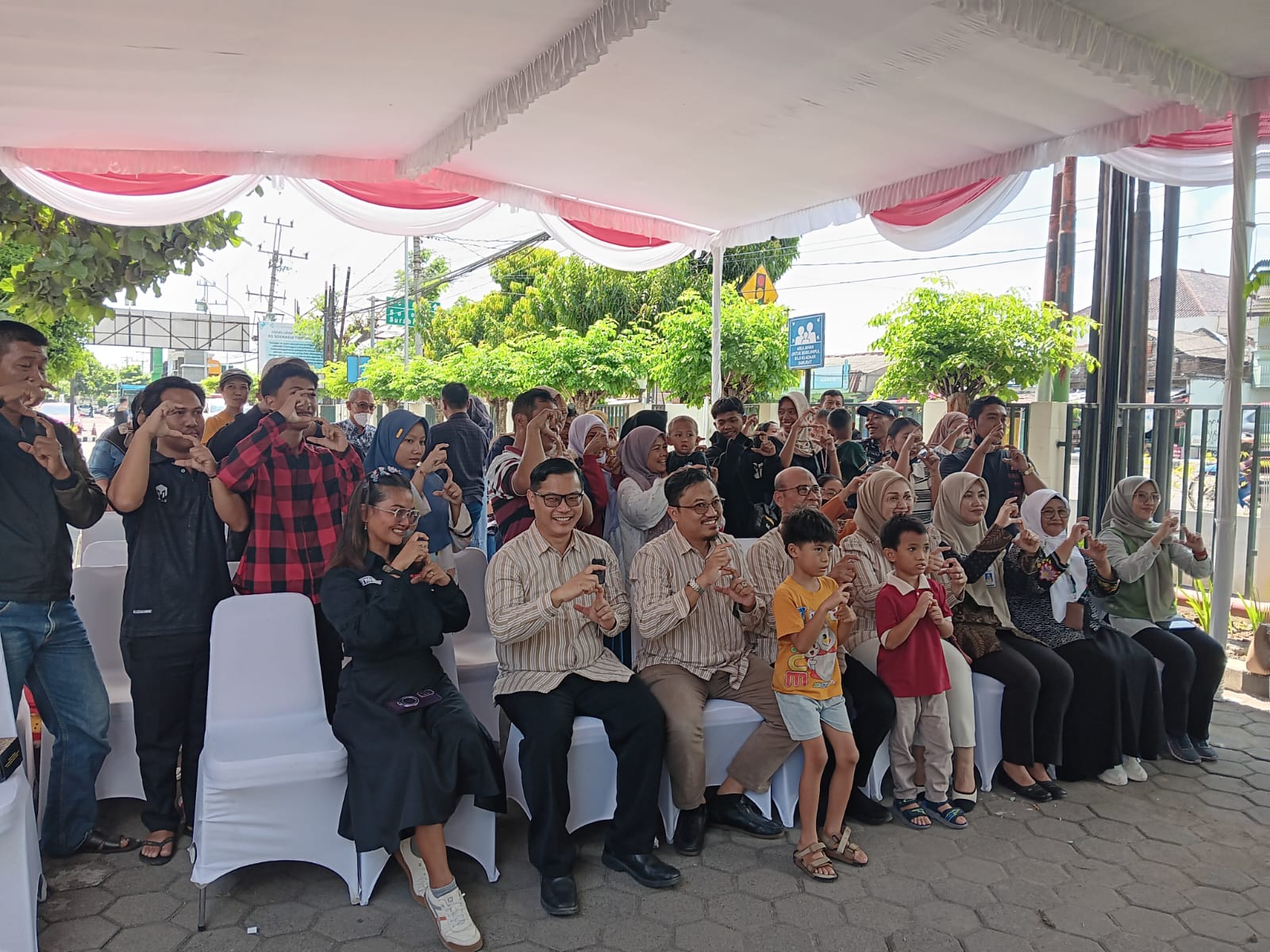 Jajaran RSUP dr. Soeradji Tirtonegoro Klaten saat foto bersama dengan peserta operasi gratis bibir sumbing dan celah langit-langit.